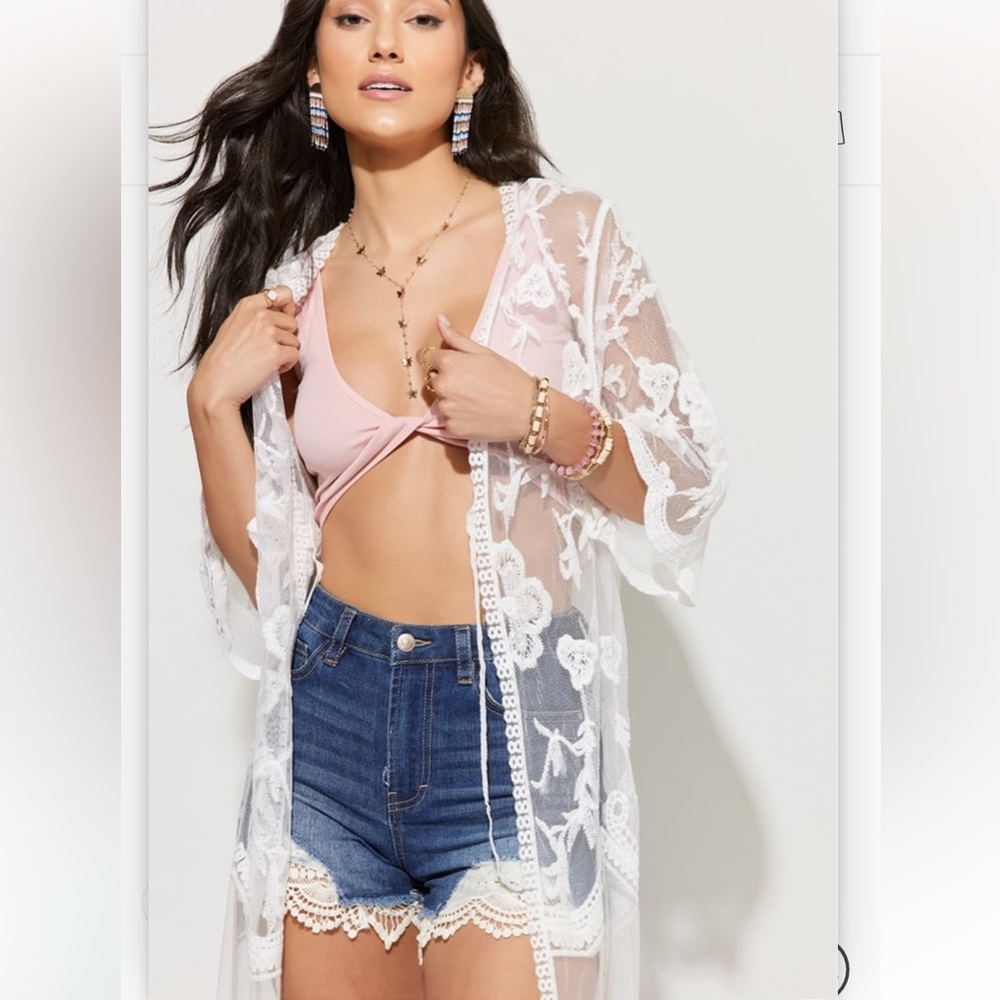 NWT Francesca’s Taylor Lace Front Tie Kimono